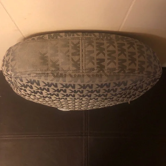 Michael Kors Gray Shoulder Bag with Classic Design - Picture 7 of 14